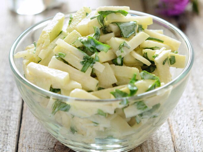 Erfrischend Leichter Lunch Kohlrabi Salat Mit Apfel Und Joghurt